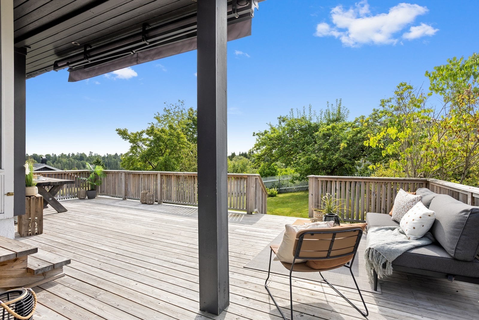 Nedgang til haven fra terrassen Galleribilde