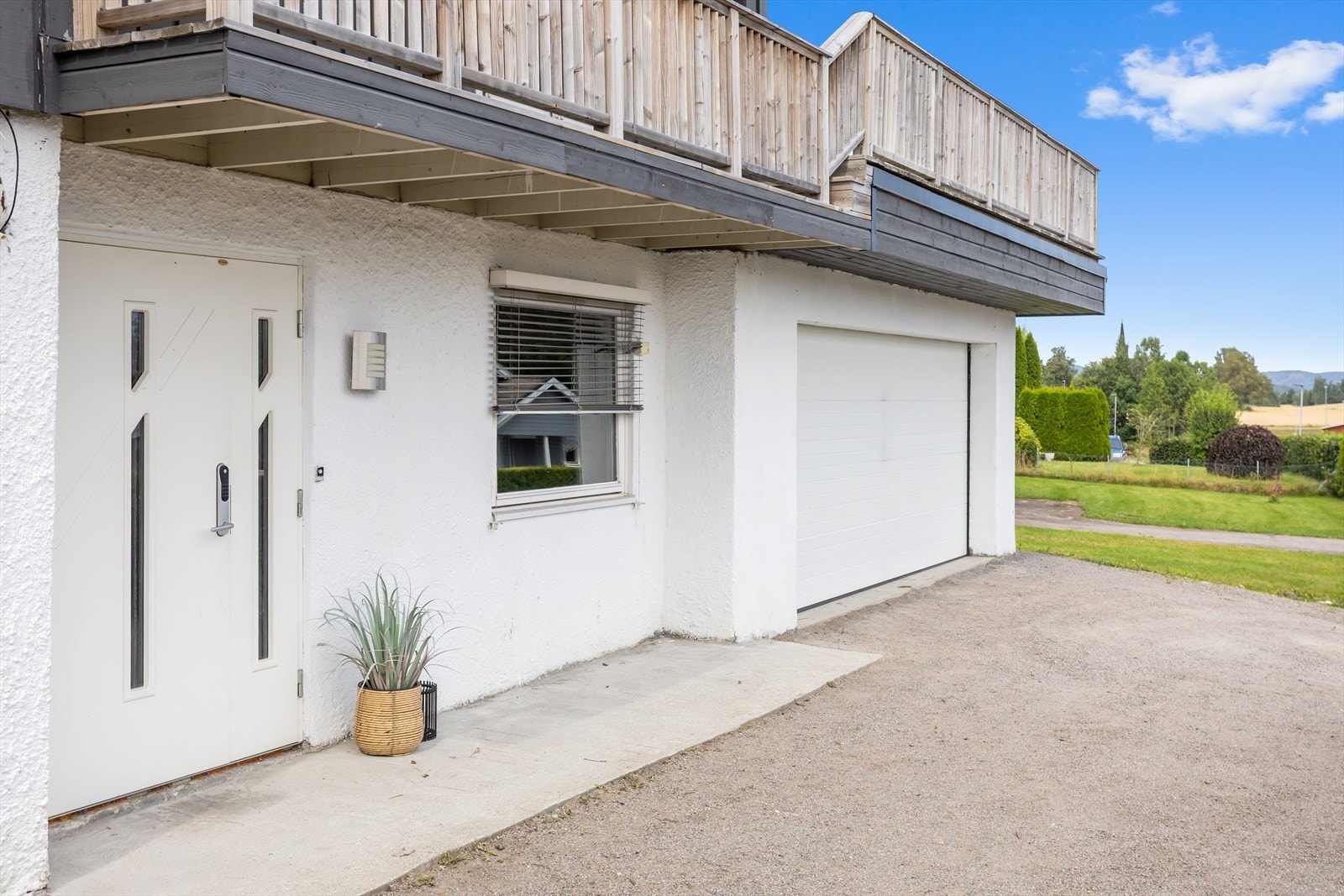 Garasje med elektrisk portåpner og bod i bakkant. Galleribilde
