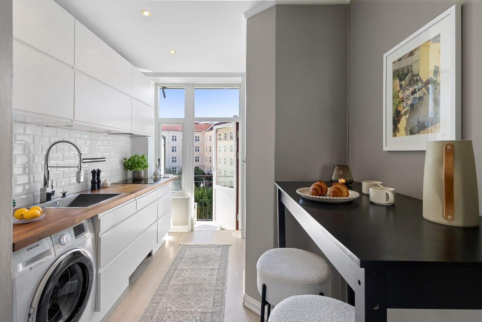 Lekkert kjøkken fra 2017 med rikelig oppbevaringsplass og flere soner - for både matlaging og hyggelige frokoststunder. Galleribilde