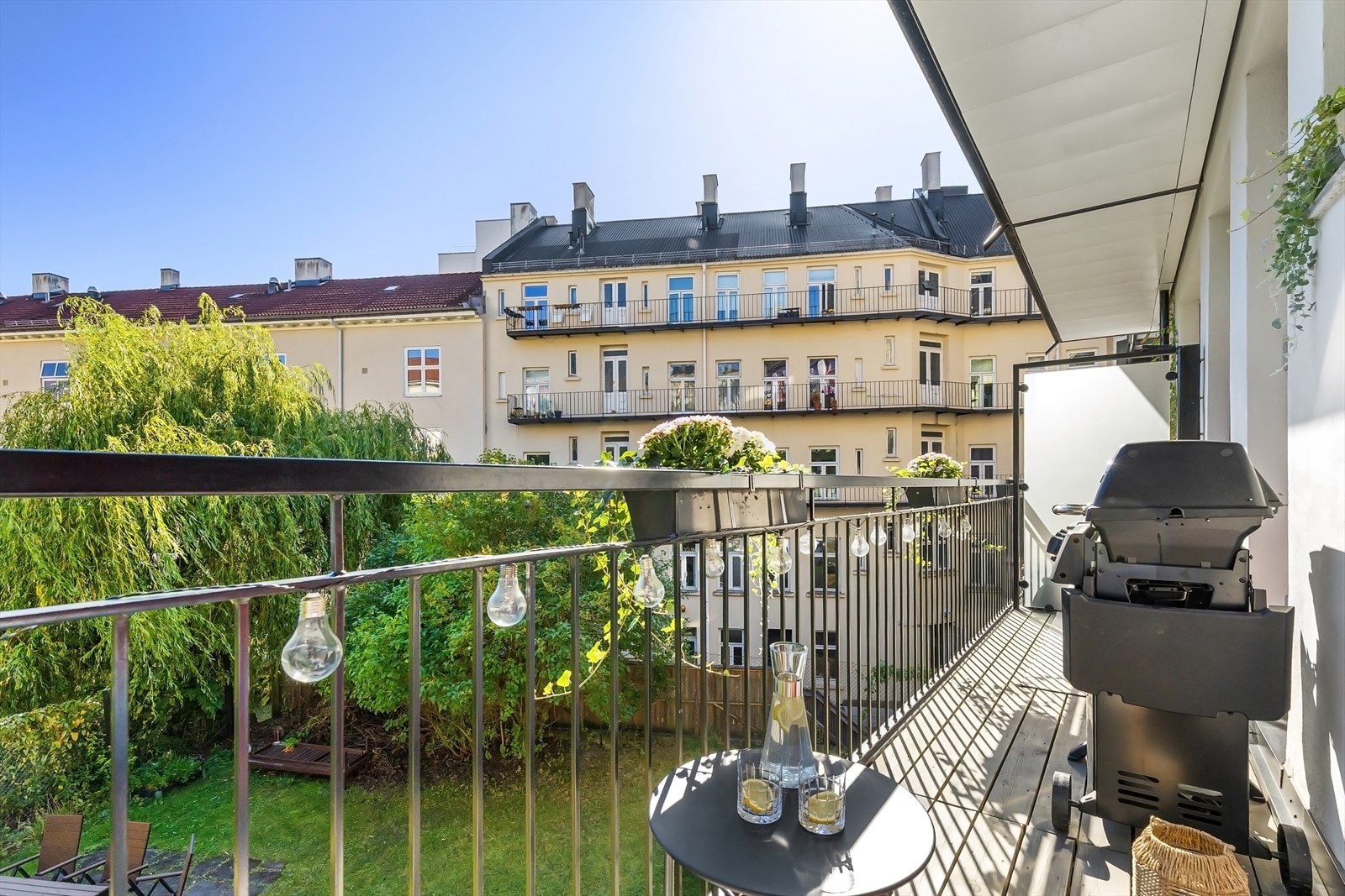 Balkongen er på hele 7 kvm og vender nordøst. Rett ut til frodig og velstelt bakgård, samt fine solforhold fra morgenen. Galleribilde