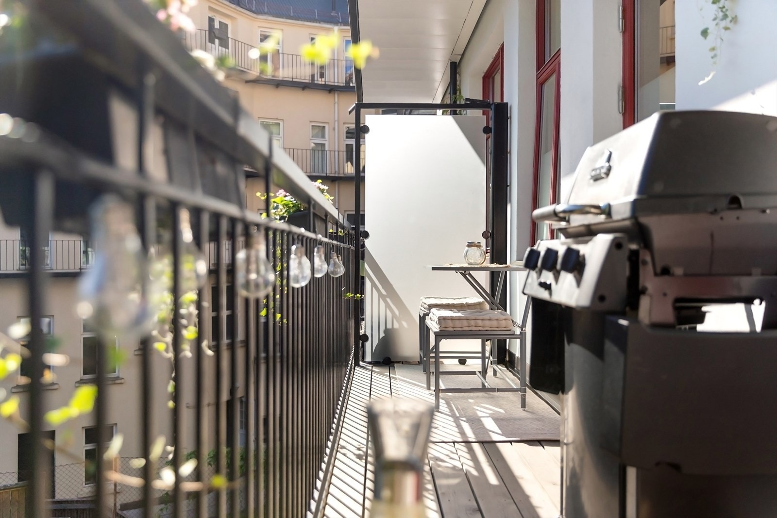 Det er plass til flere sittegrupper og grill. Galleribilde