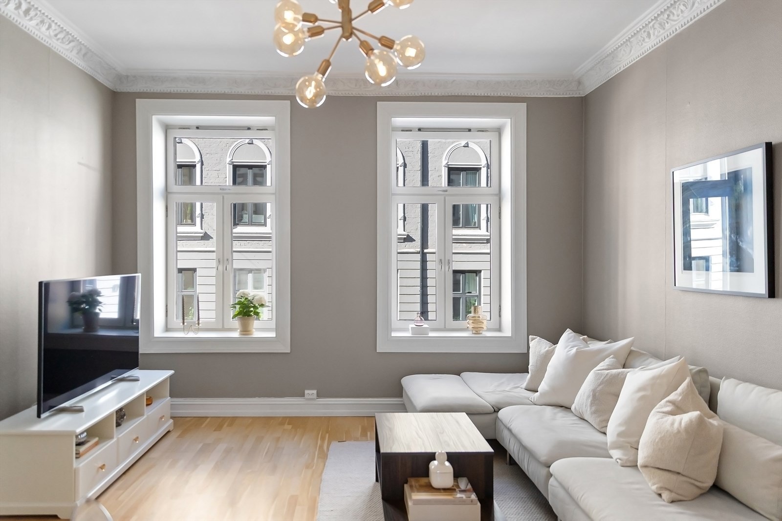 Det er stukkatur i himling og god takhøyde (2,80m) og fine, romslige rom. Galleribilde