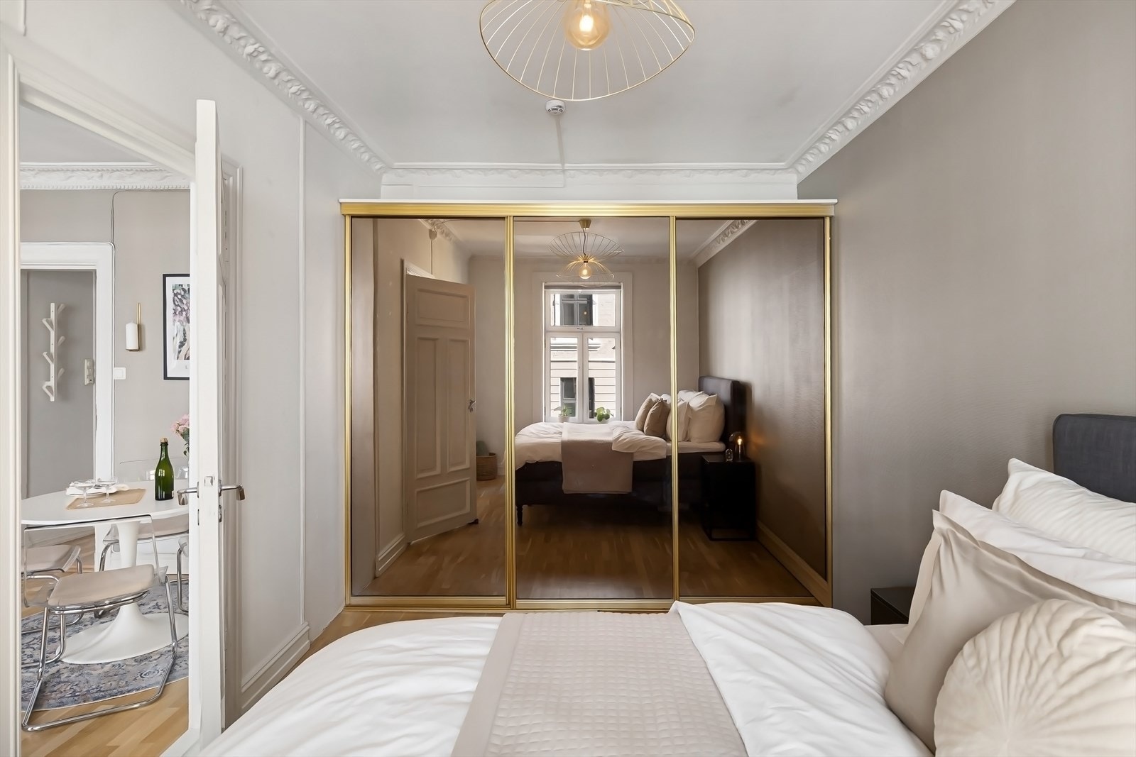 Godt med oppbevaringsplass i skyvedørsgarderobe som strekker seg langs hele den ene siden av rommet. Galleribilde