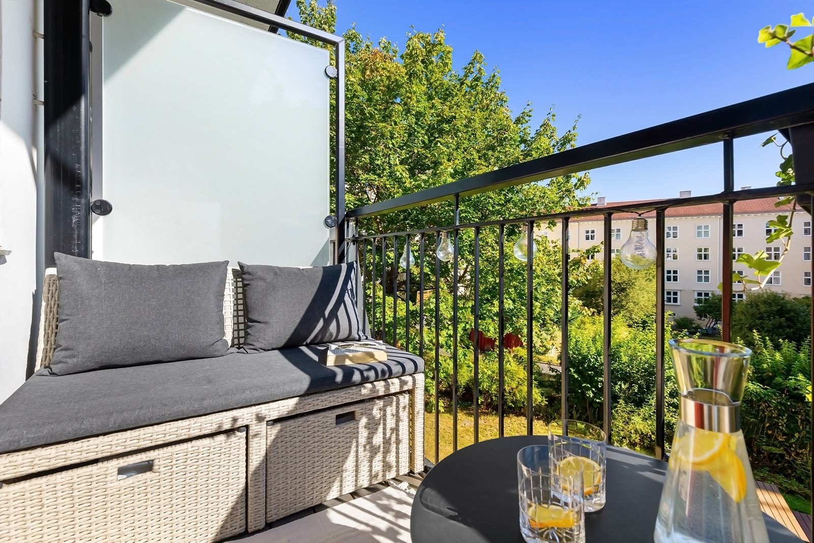 Det er godt med luft rundt balkongen med god avstand mellom byggene, og som gir en luftig og åpen følelse. Galleribilde