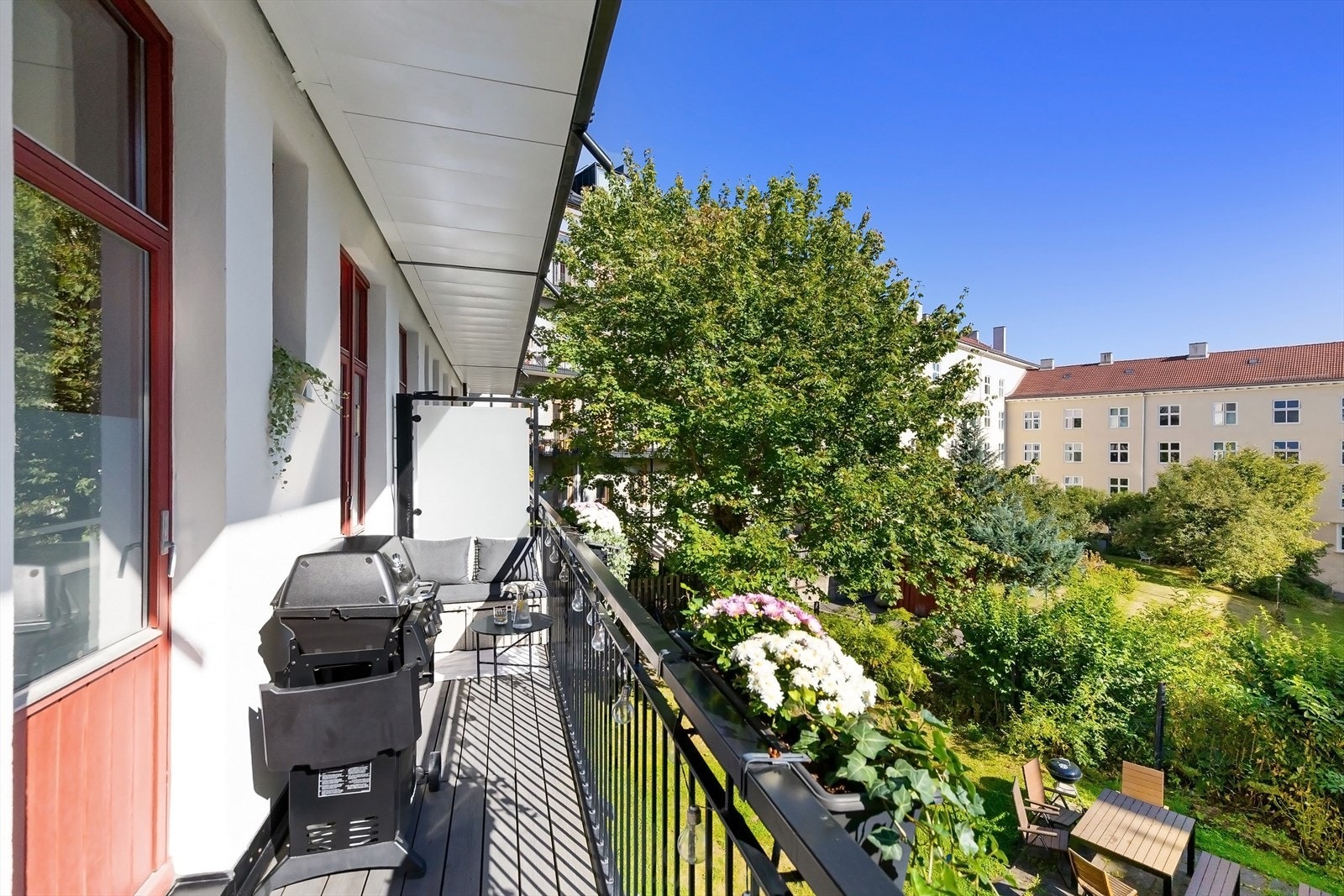 Flott, klassisk og gjennomgående 2-roms med morgen- og formiddagssol på balkong. Hyggelig utsyn utover den frodige bakgården. Galleribilde