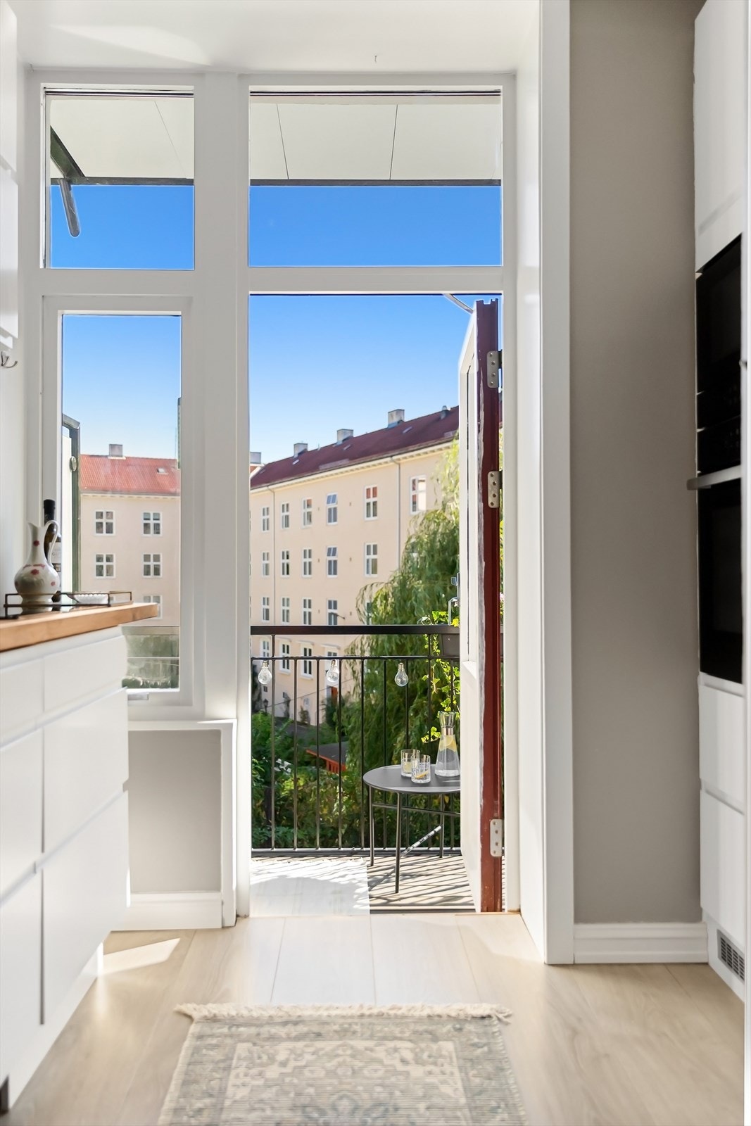 Fra kjøkken er det utgang til balkong, en fin forlengelse av leiligheten i sommerhalvåret. Galleribilde
