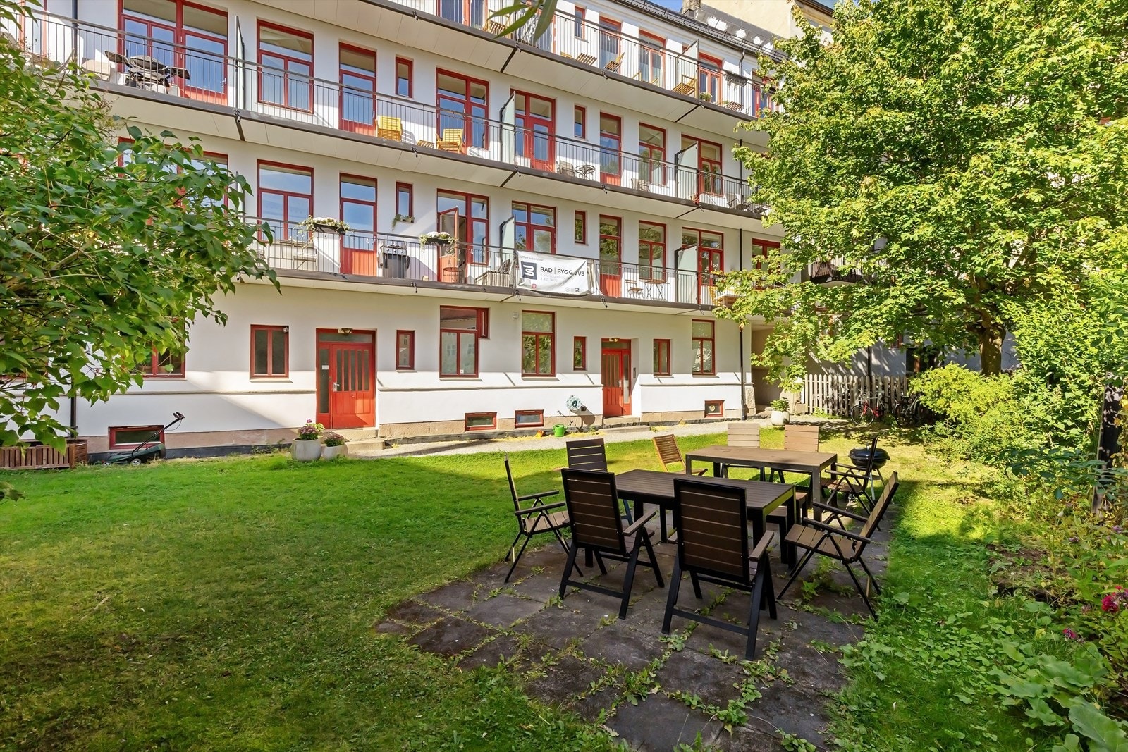 Bakgården er kun en etasje fra leiligheten. Galleribilde