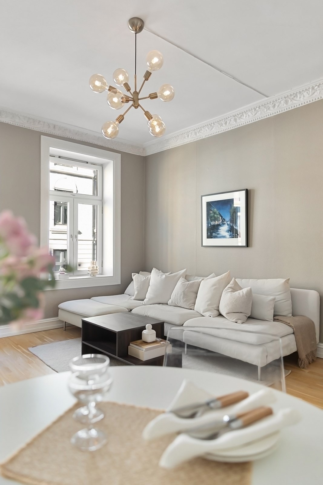 Praktisk lysstyring av taklampe i stue via appen Plejd. Galleribilde