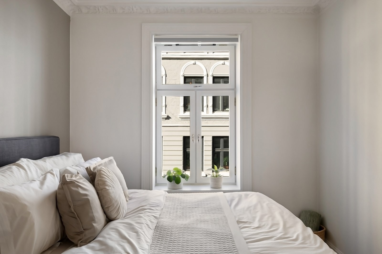 Rommet vender ut mot enveiskjørt gate. Galleribilde