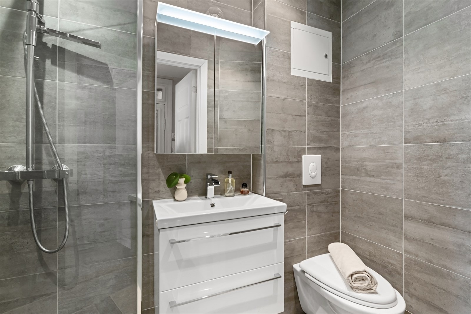 Lekkert bad med varmekabler i gulv og downlights i himling -pusset opp i 2017. Galleribilde