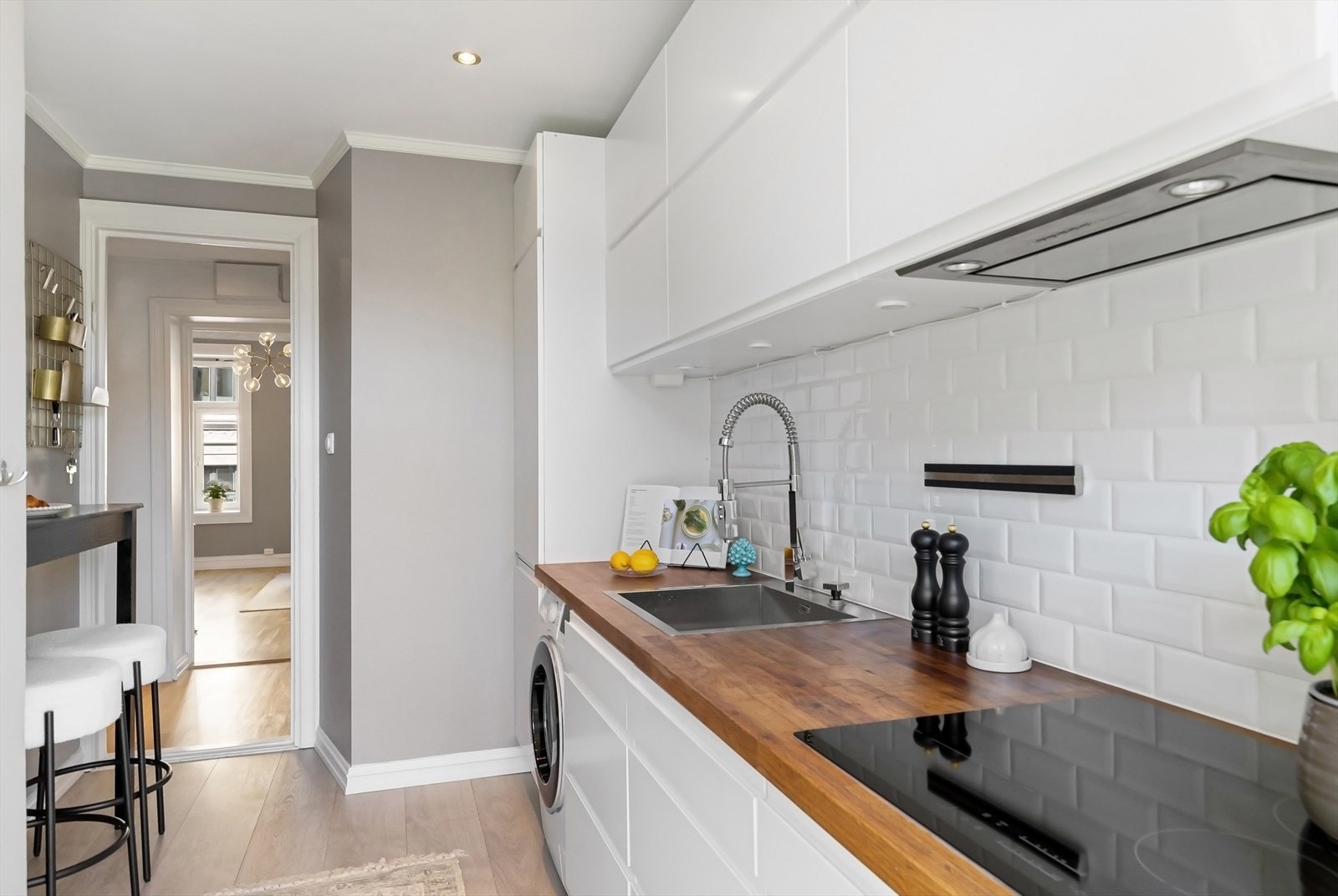 Integrert stekeovn, platetopp, kombinert kjøleskap/fryser og oppvaskmaskin. Opplegg for vaskemaskin. Automatisk vannstopper er montert. Galleribilde