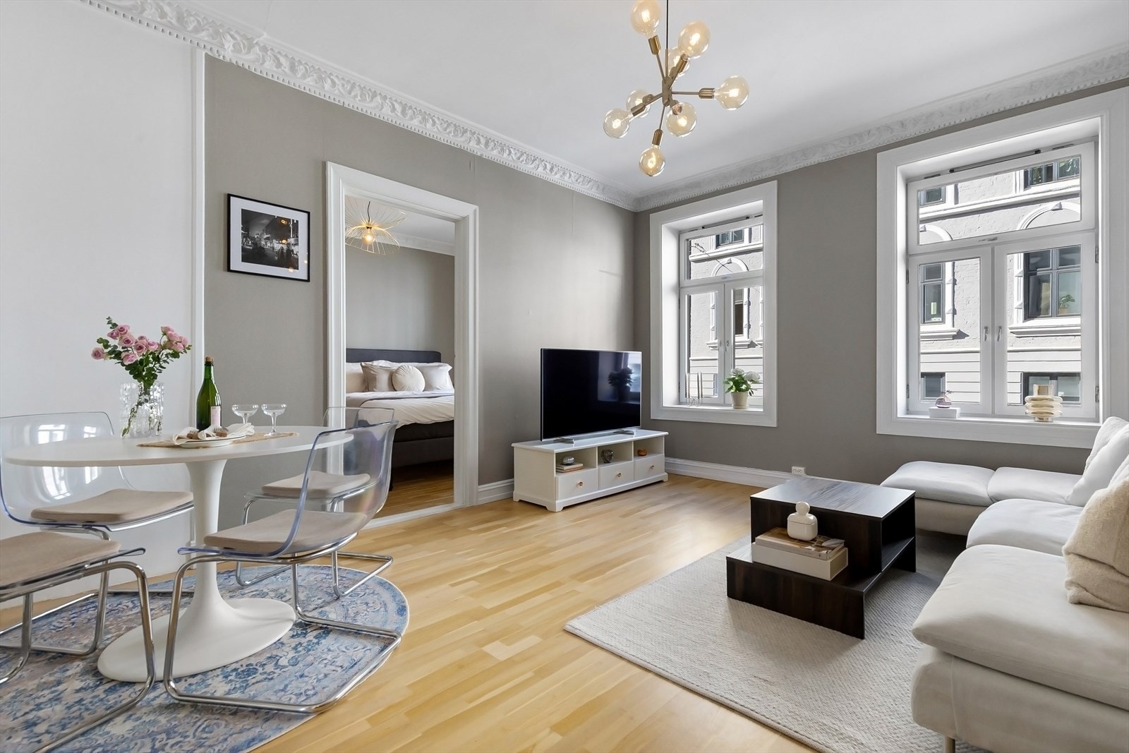 Velholdt og klassisk bolig med høye, store vindusflater med dype karmer som slipper inn rikelig med naturlig lys. Galleribilde