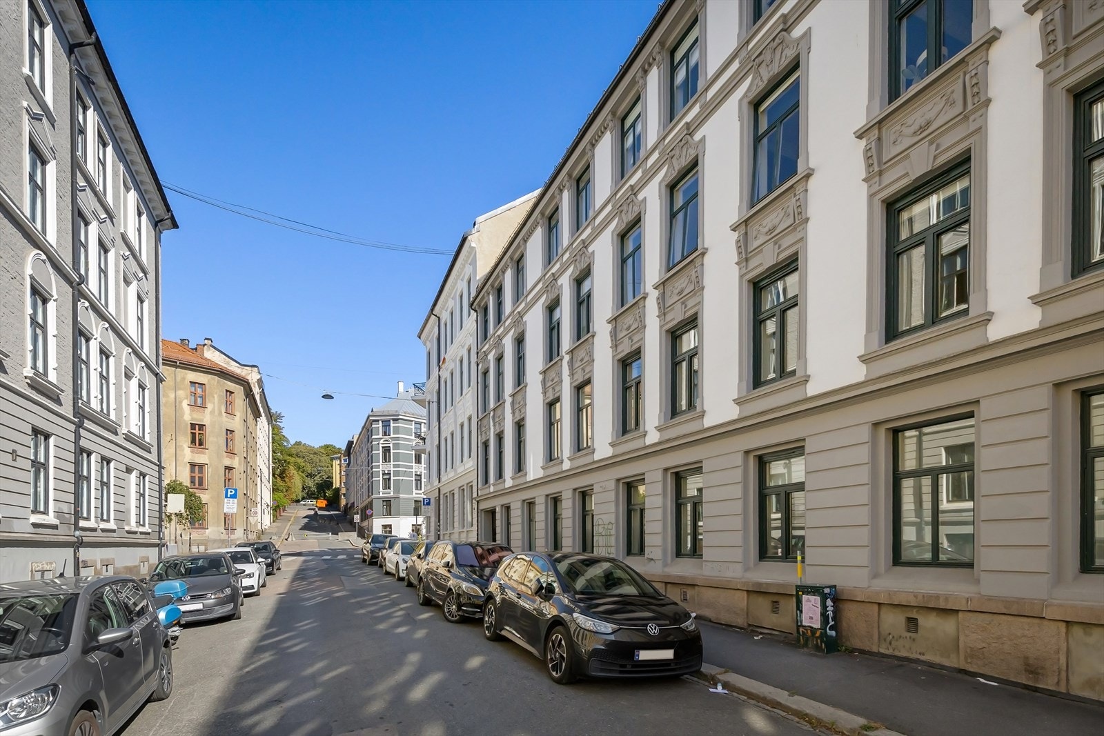Klassisk bygård i ettertraktet område og gate. I den ene enden av gaten ligger en av byens mest populære parker, St.Hanshaugen park, og i den andre enden ligger sjarmerende Telthusbakken og det store grøntområdet som utgjør Vår Frelsers gravlund. Galleribilde
