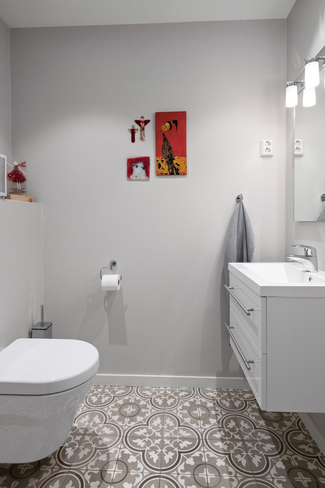 Fra entréen er det videre adkomst til et gjestetoalett med servant med skap og vask, speil over vask og vegghengt WC. Galleribilde