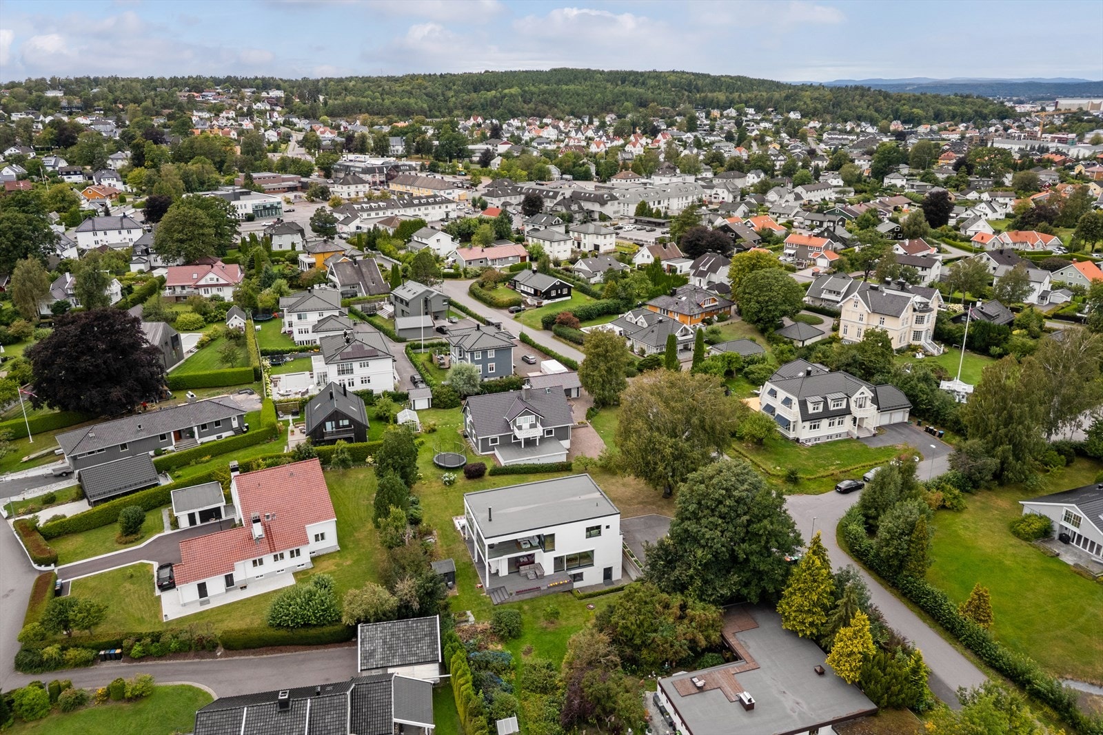 Kun et par minutters gange unna finner du Teie Torg, med alt du trenger i hverdagen: dagligvarebutikker, vinmonopol, apotek, spisesteder, kjøpesenter, legesenter og banktjenester. Her har du alt rett utenfor døren. Galleribilde