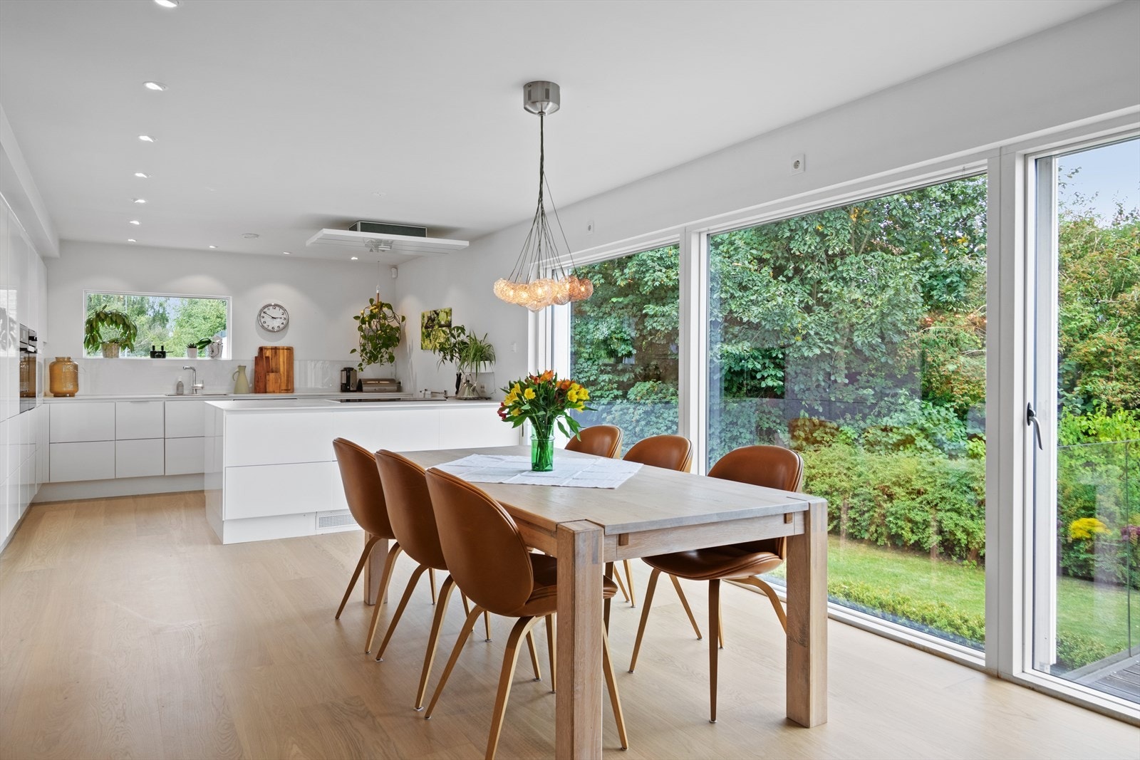 Det er adkomst til terrasse og videre til hagen også fra kjøkkenet. Galleribilde