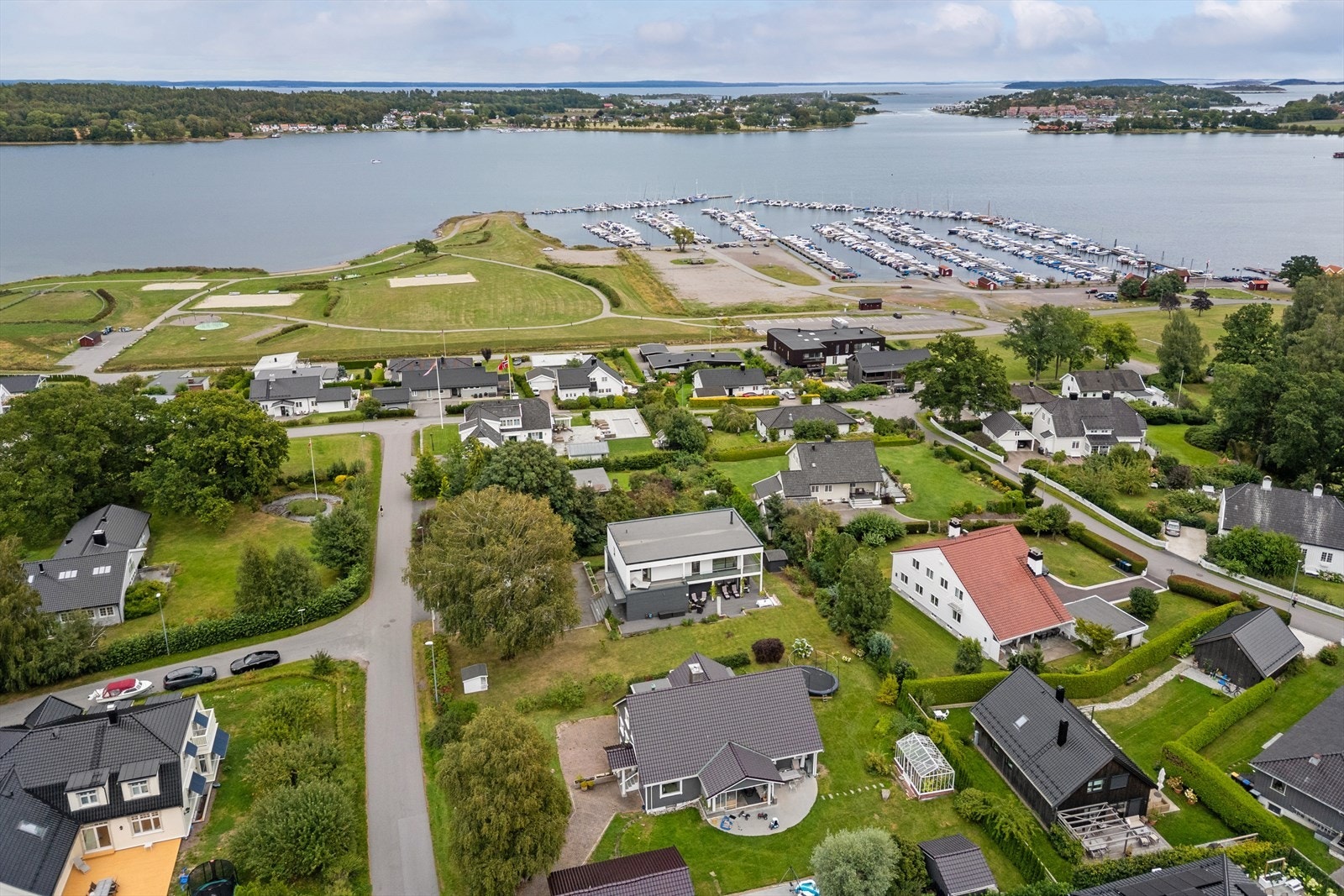 Nøtterøys vakre skjærgård er lett tilgjengelig, og med båt fra en av de nærliggende småbåthavnene - blant annet Rosanes - har du kort vei ut til øyperlene i Vestfolds skjærgård. Galleribilde