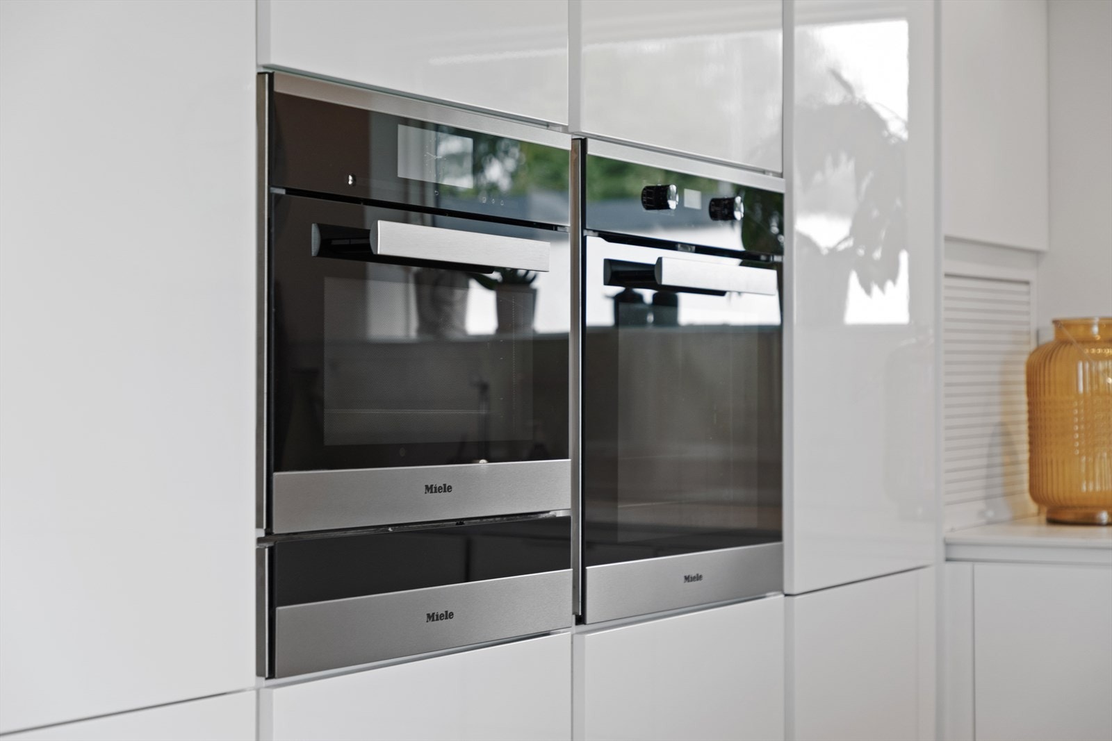 Hvitevarer består av kombidampovn, stekeovn, tallerkenvarmer samt kombiskap (kjøl/frys) fra Miele, koketopp fra Siemens, smart kjøleskuffer fra Norcool, vannstoppsystem og komfyrvakt. Det er kjøkkenventilator med kullfilter. Galleribilde