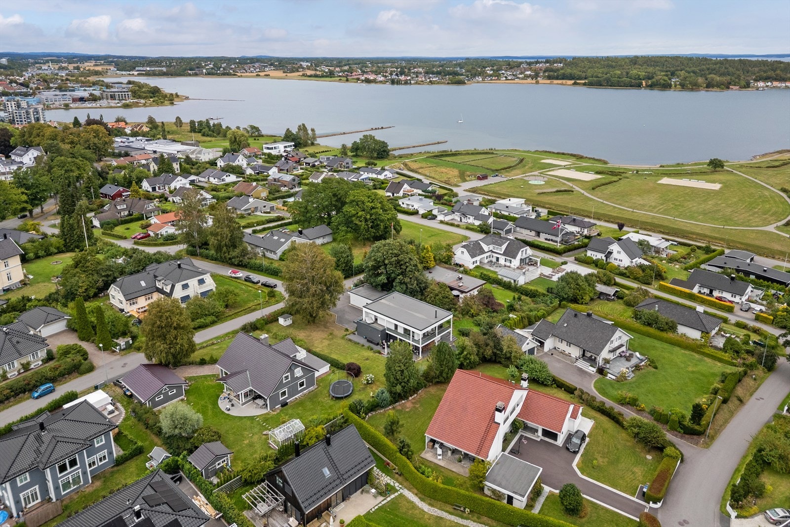 Det er også kort vei til Tønsberg sentrum - enten du velger sykkel, bil eller tar beina fatt. En trygg og tilrettelagt gang- og sykkelvei tar deg hele veien inn til bykjernen på få minutter. Galleribilde