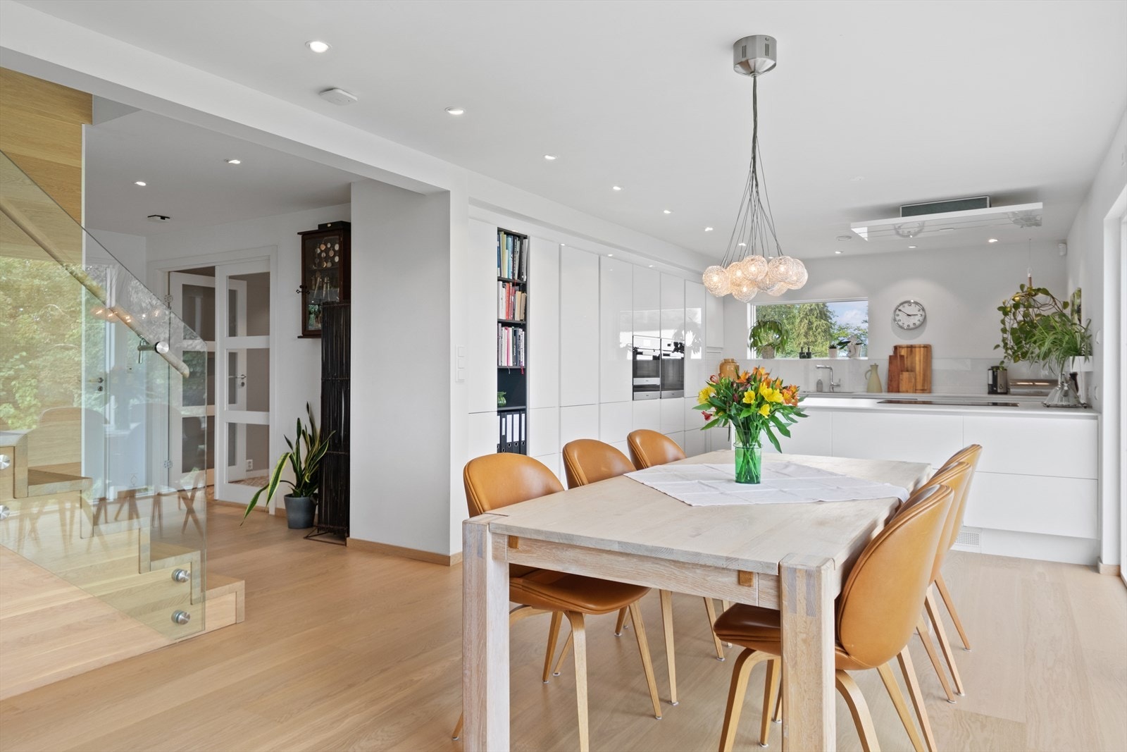 Her er det plass til et stort spisebord med sitteplasser til hele familien. Galleribilde