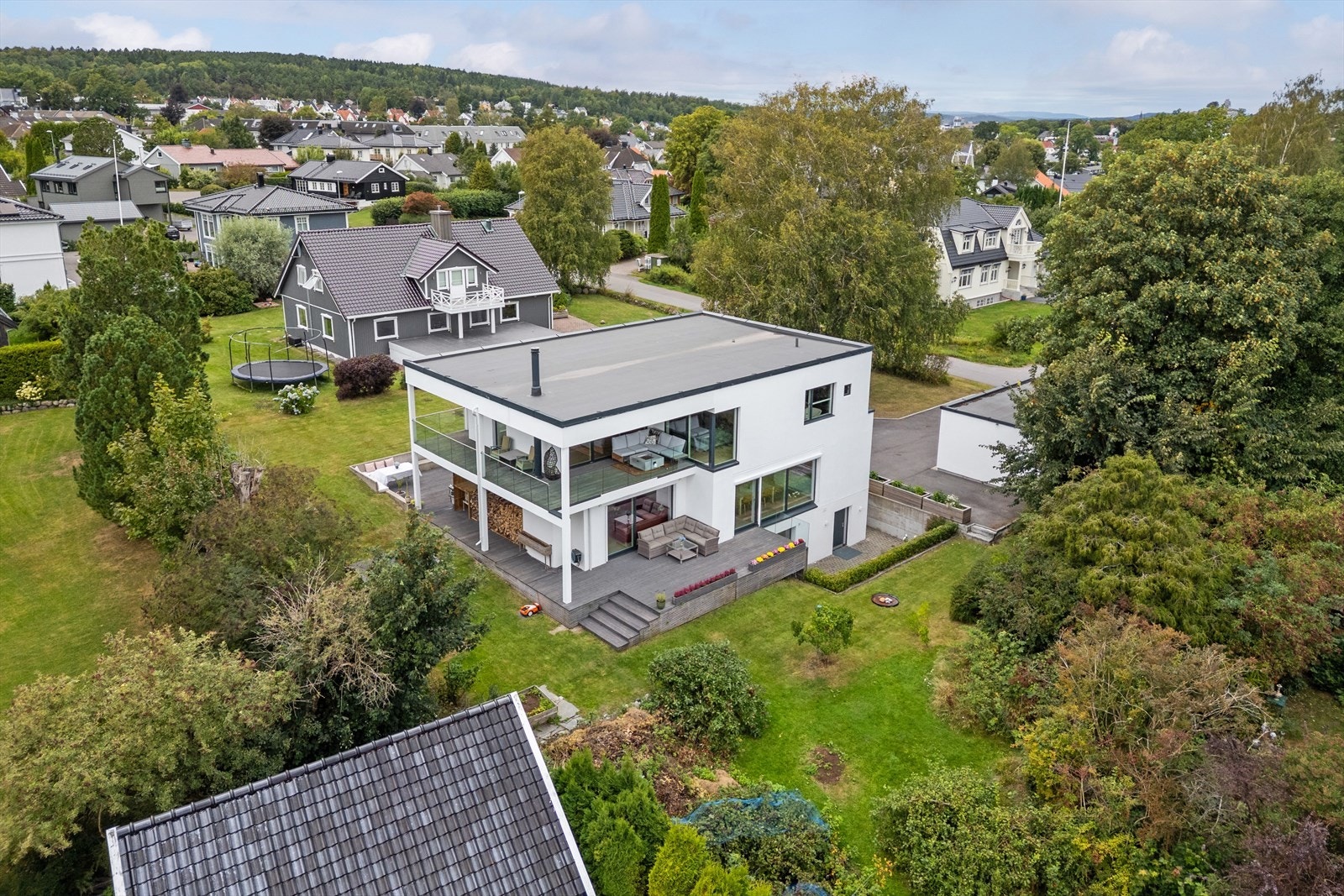Her bor du fantastisk sentralt i et av Nøtterøys mest attraktive og etterspurte villaområder. Engveien 12 ligger i et rolig og veletablert nabolag, preget av klassisk, velholdt eneboligbebyggelse og grønne omgivelser. Galleribilde
