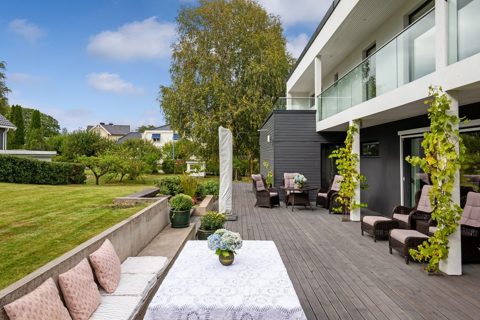 Her er det god plass til sittegrupper, spisebord, grill og annet utemøblement. Galleribilde
