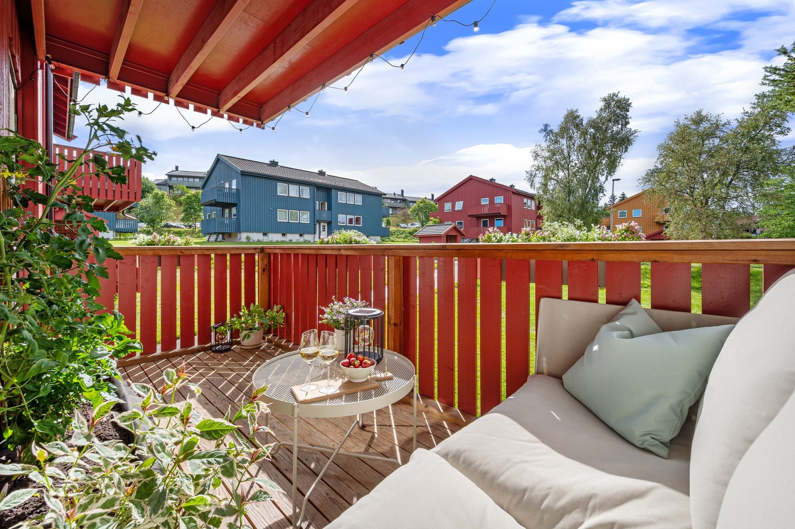 Balkongen rommer 7 m² som gir god plass til etablering av en sittegruppe og eksempelvis en grill. Galleribilde