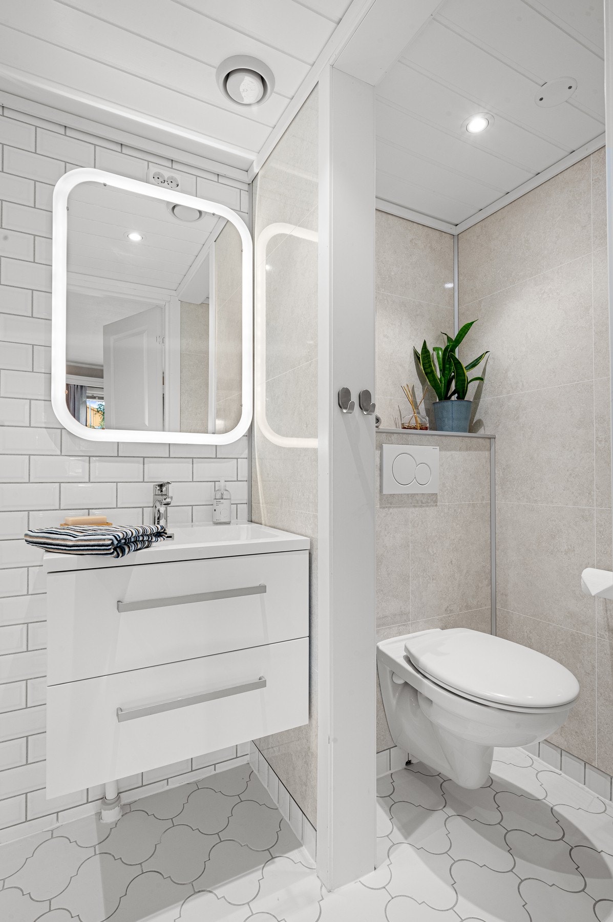 Badet har varme i gulvet i downlights i himling. Galleribilde