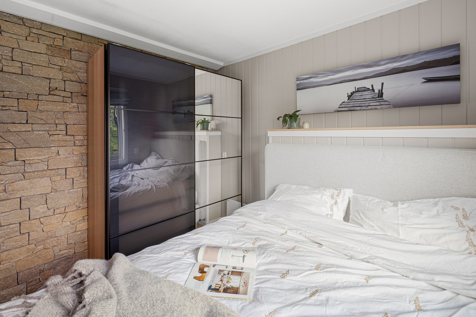 Soverommet er utstyrt med en praktisk skyvedørsgarderobe. Galleribilde