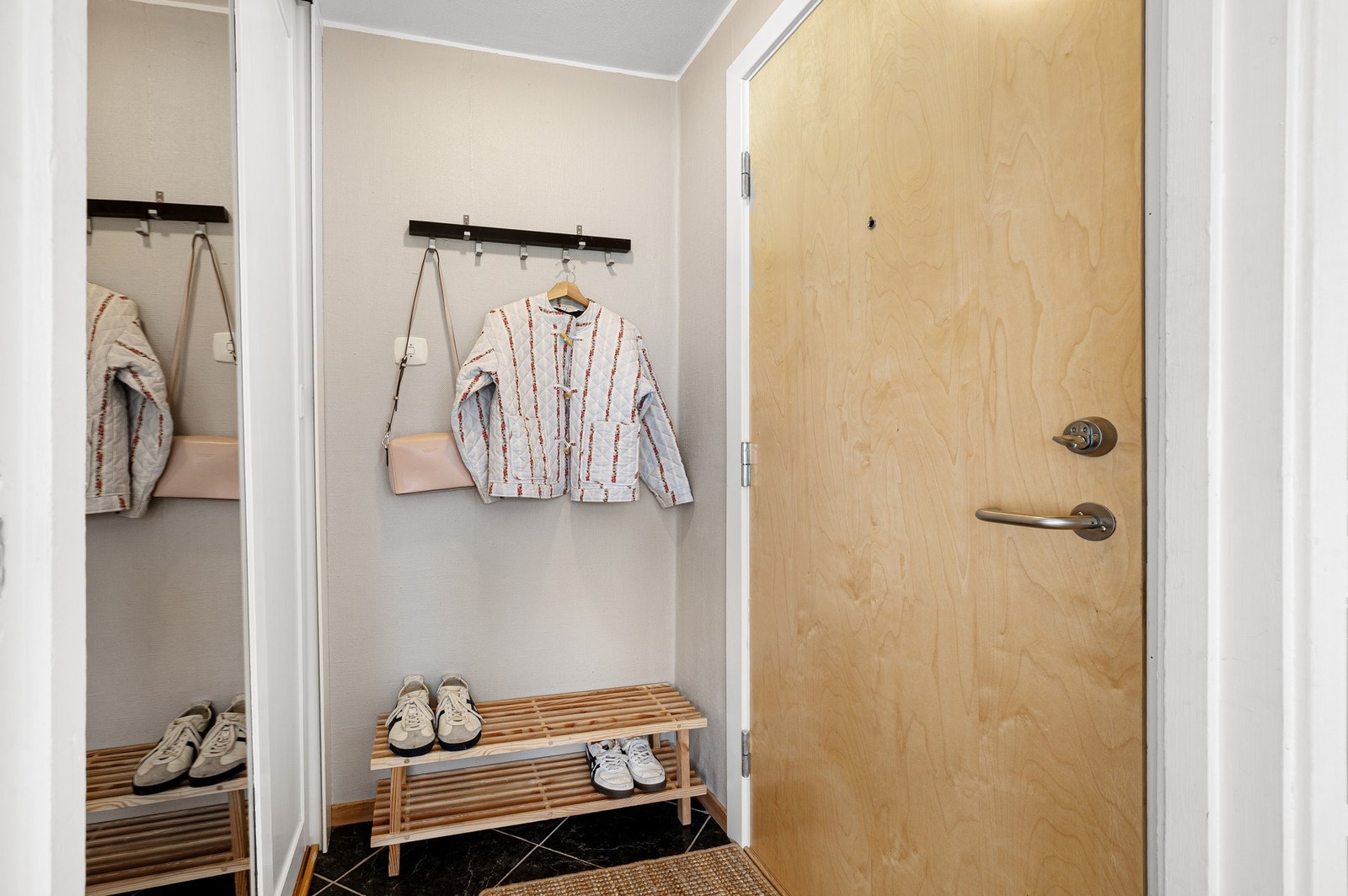 Romslig entre med god plass til sko- og klesoppheng. Galleribilde