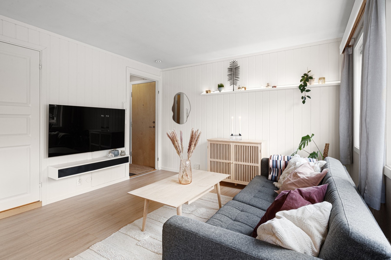 Leiligheten har en romslig stue på 14,5 m² og har god plass til ønsket sofagruppe og tilhørende møblement. Galleribilde