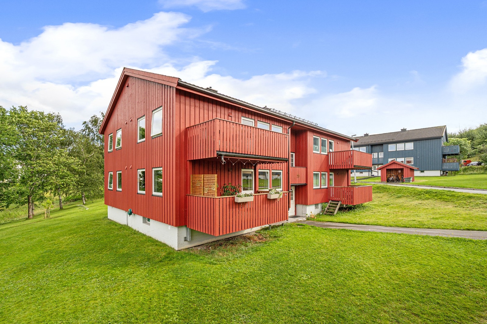Boligen ligger fint til i feltet med nærhet til alt man måtte trenge i hverdagen. Galleribilde