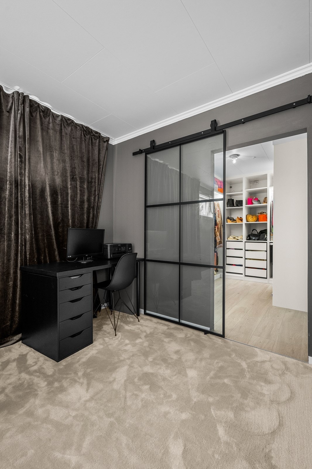 Soverommet har direkte tilkomst til walk-in closet Galleribilde
