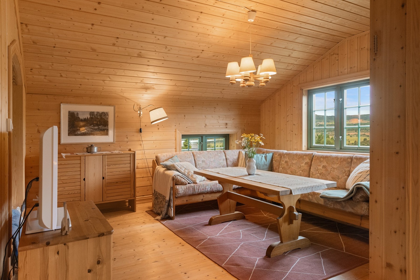 Loftstuen har flere bruksmuligheter og passer fint som avlasningsrom når man er mange på hytta Galleribilde