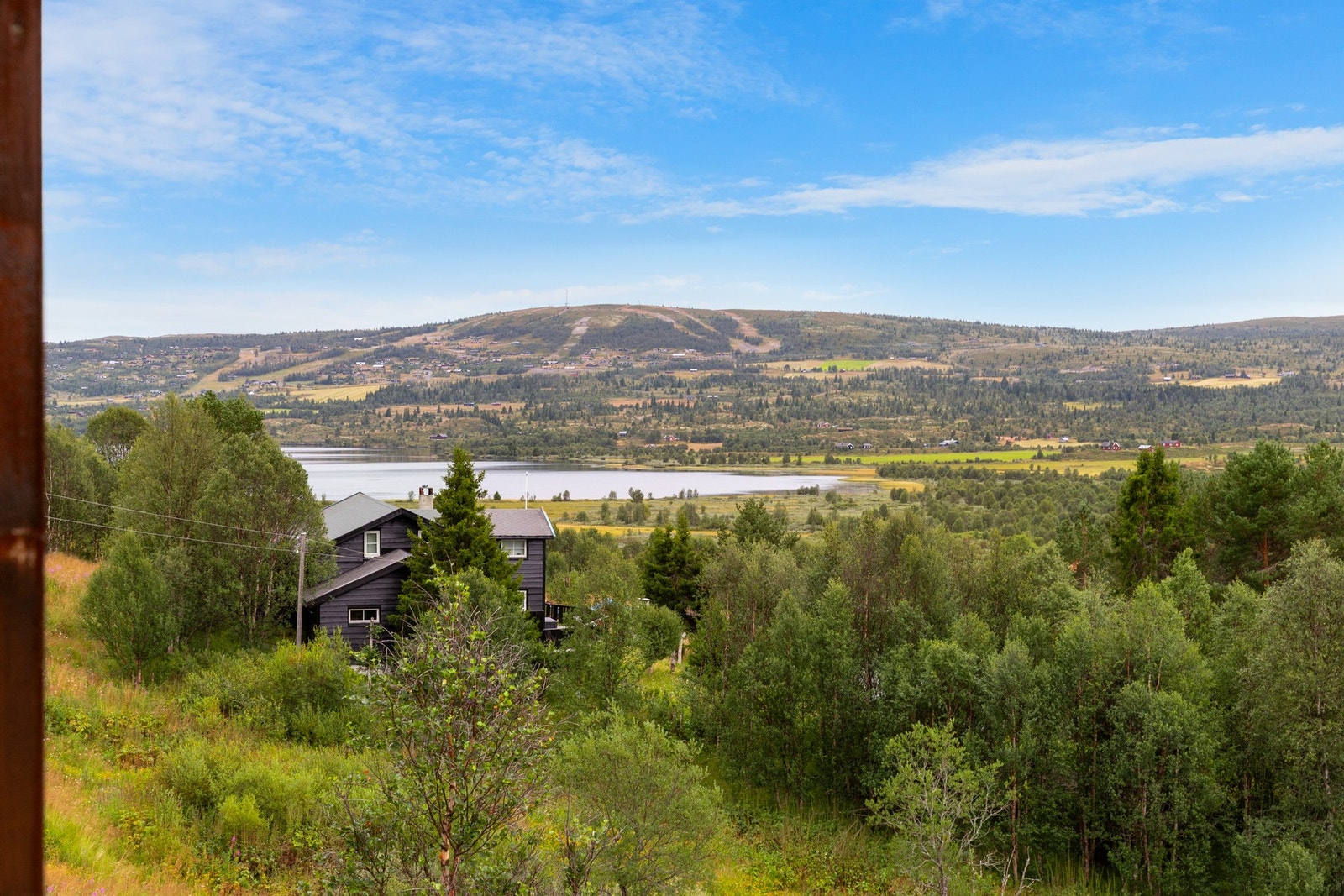 På sommeren er det et eldorado for sykkel- og fotturer. Det er også mange fiskevann i nærheten og gode jaktmuligheter. Området byr på en rekke turstier og veier som innbyr til både korte og lengre vandreturer, samt en rekke topper og turmål. Galleribilde