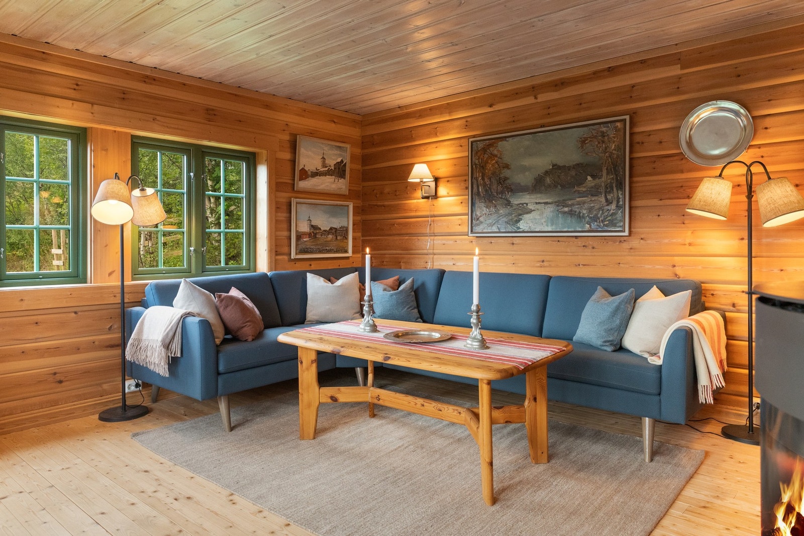 Fra vinduene flommer dagslyset inn Galleribilde