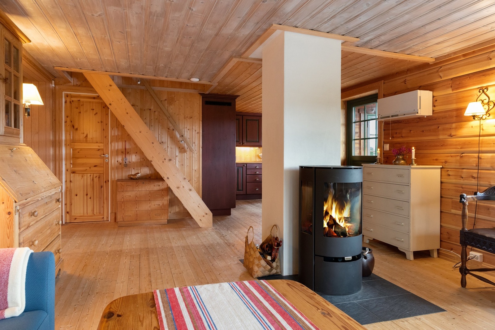 På de kalde dagene bidrar peisovnen til varme og hygge Galleribilde