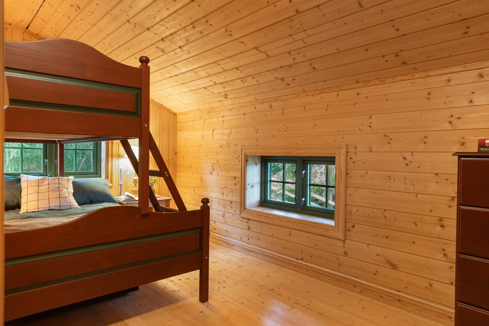 Begge rom med familiekøyseng og kommode Galleribilde