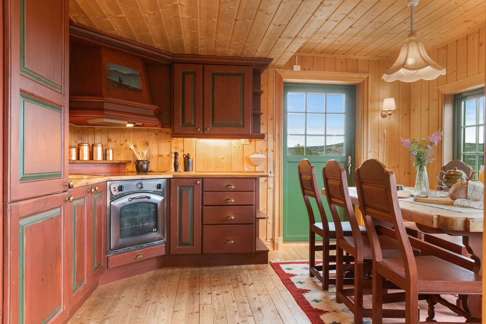 Kjøkkenet har heltre innredning med profilerte fronter og malt utførelse Galleribilde