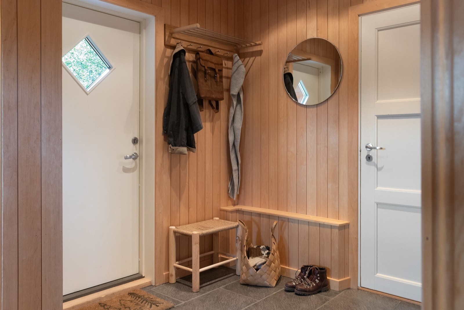 Entré med plass til oppheng av yttertøy og sko. Galleribilde