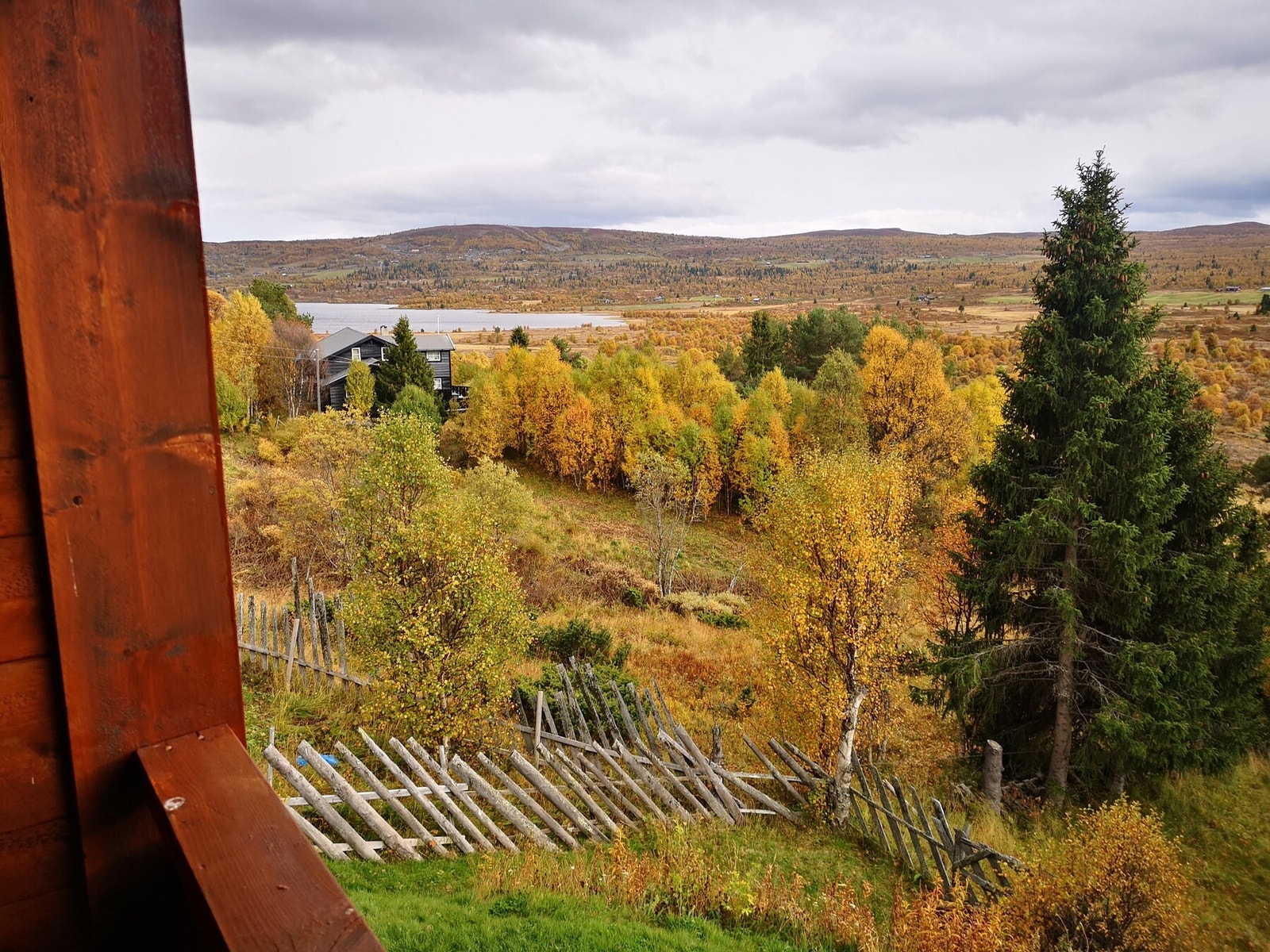 Selgers private bilde. Høststemning sett fra altanen i andre etasje Galleribilde