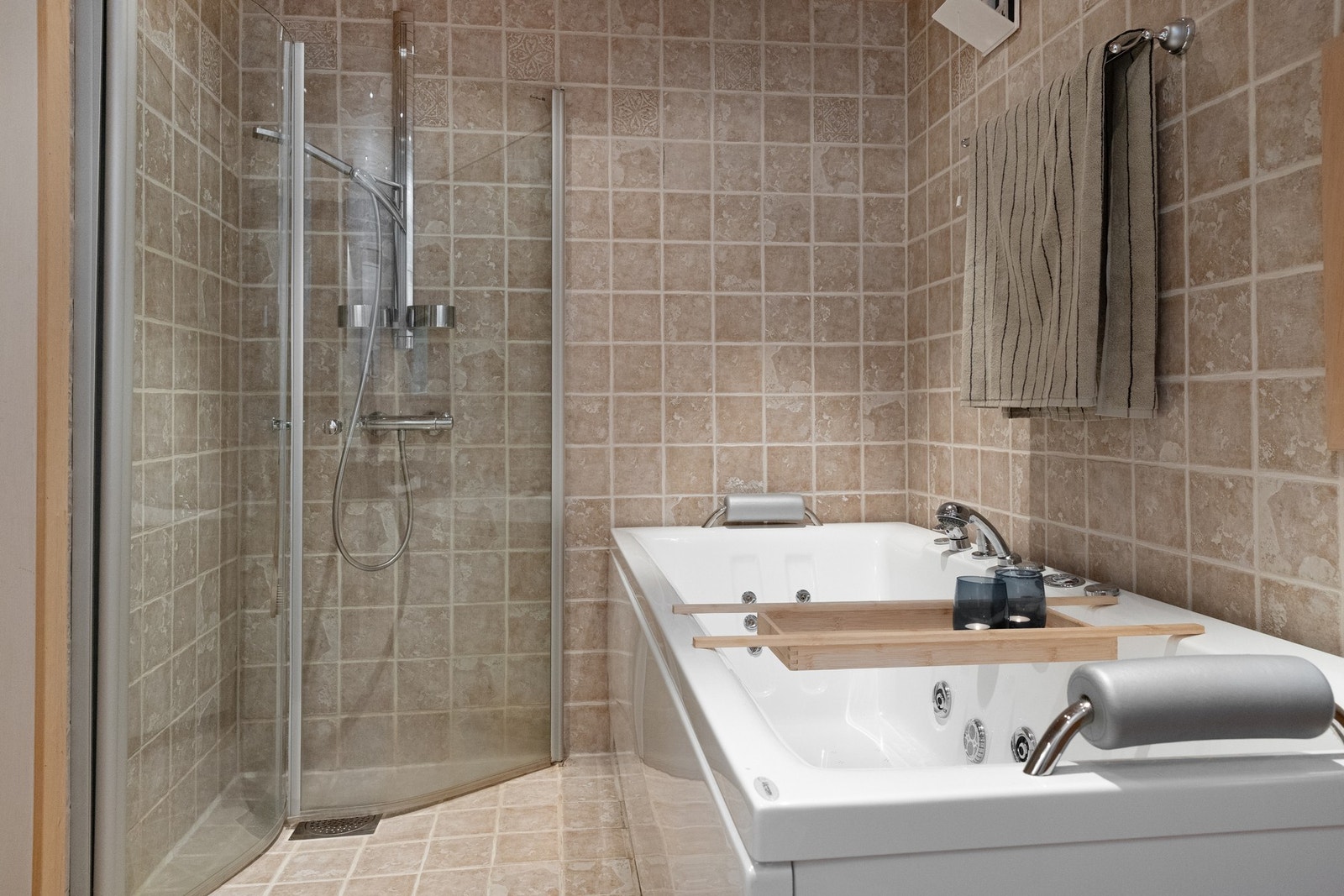 Boblebad og dusj i hjørnet med svingbare glassvegger Galleribilde