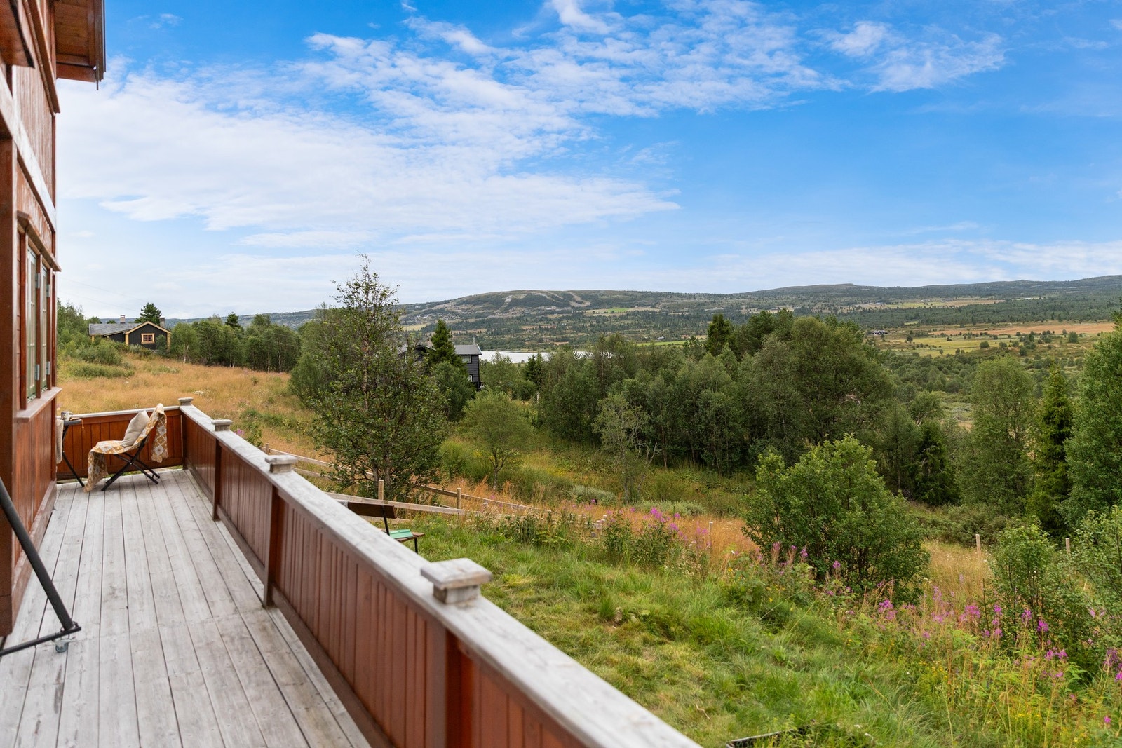 Hytta har en god beliggenhet hvor det bugner av fine turmuligheter sommer som vinter Galleribilde