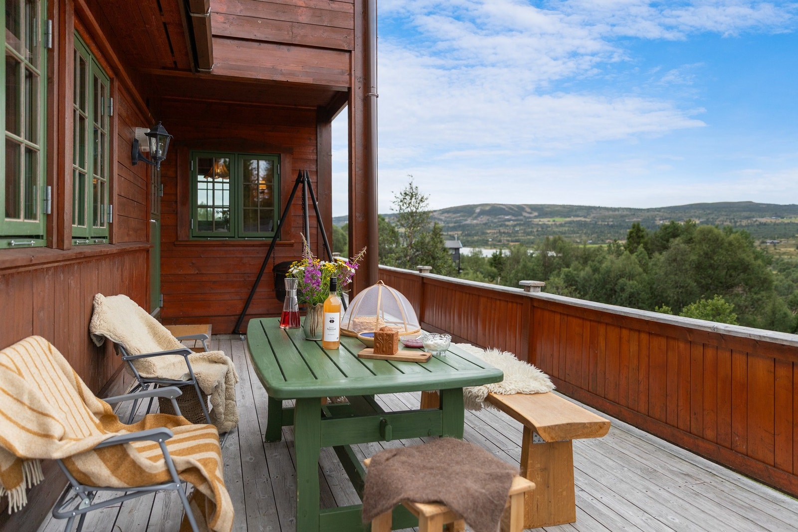 Terrasse på fremsiden av hytta med god plass til sittegrupper og andre utemøbler Galleribilde