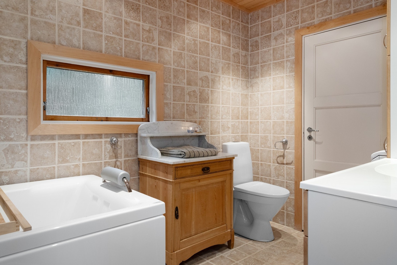 Opplegg til vaskemaskin. Innenfor badet er det teknisk rom. Galleribilde