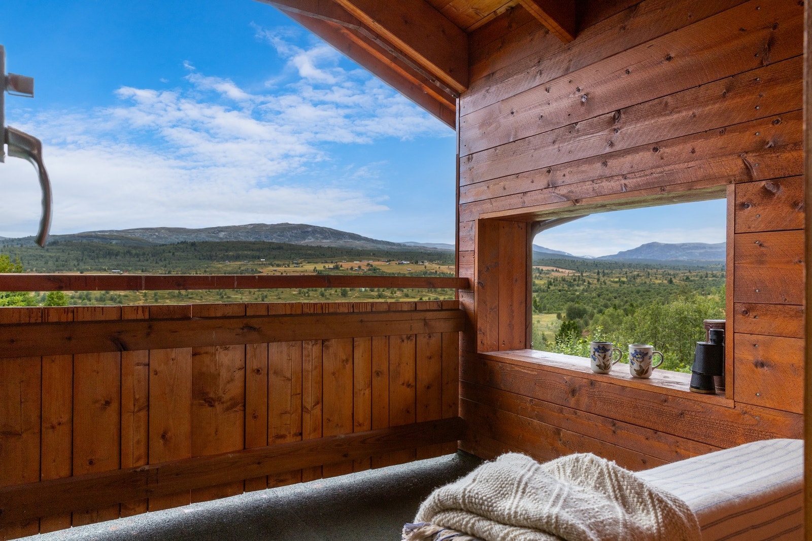 Denne er delvis innebygd med en koselig åpning på høyre side som passer fint med sitteplassen som kan laget her - da kan man nyte en god kopp med varmt i sammen med den flotte utsiktsposten herfra Galleribilde