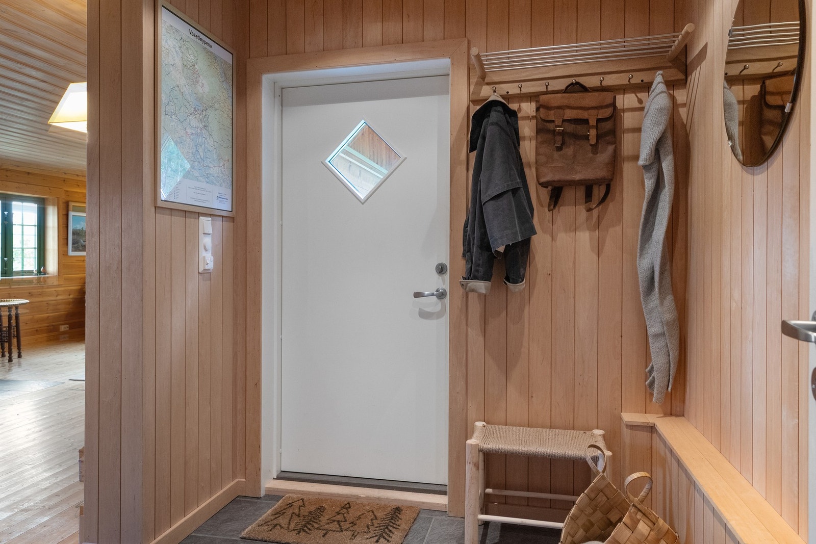 Adkomst inn til boder fra entreen, hvor det er plass til oppbevaring Galleribilde