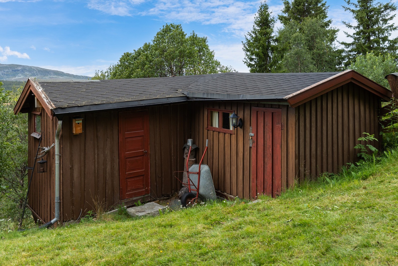 Uthuset har gode rom for oppbevaring av utstyr og ved. Galleribilde