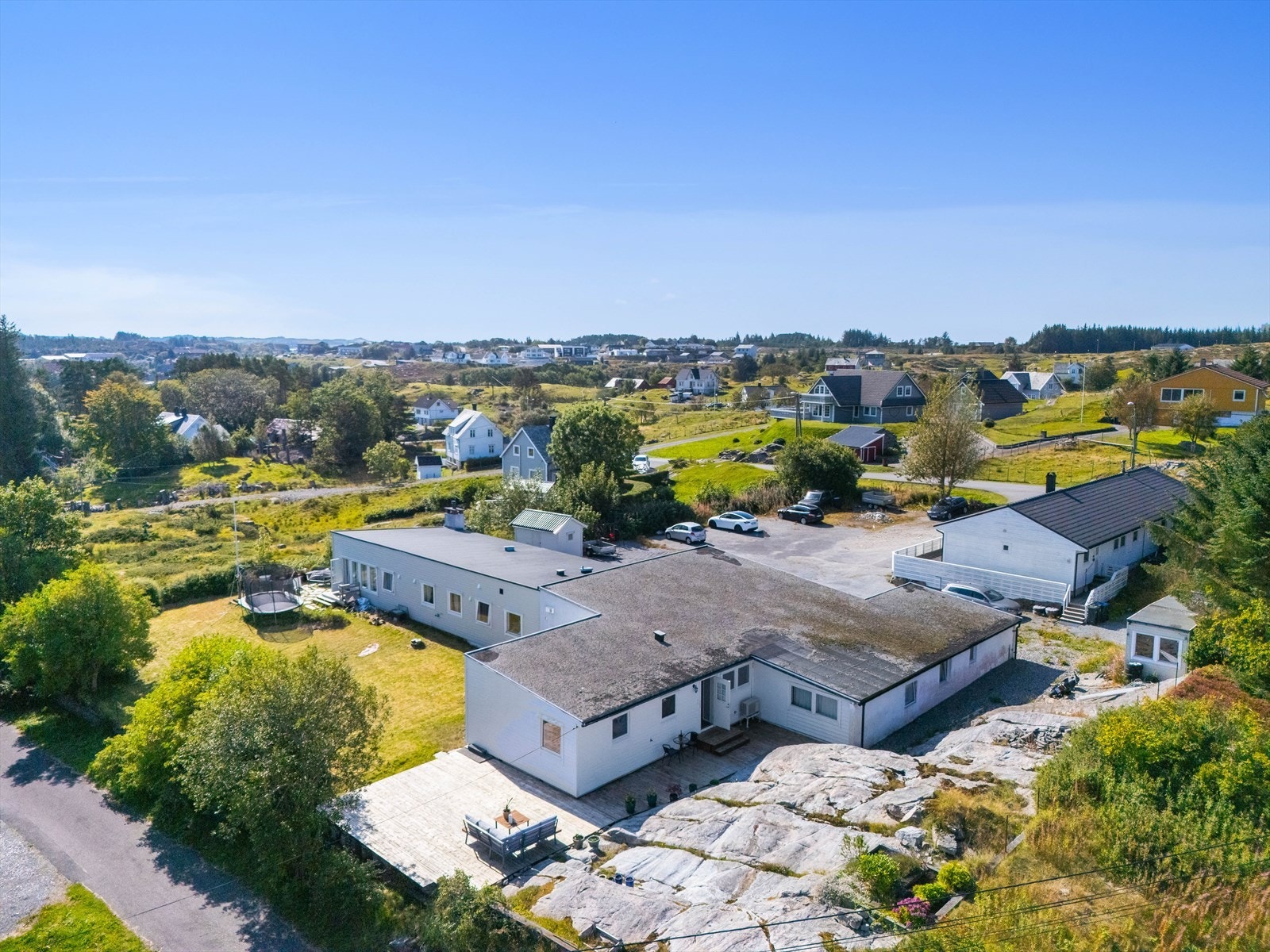 Fra boligen er det kort vei til Tjeldstø med matbutikk og bensinstasjon Galleribilde