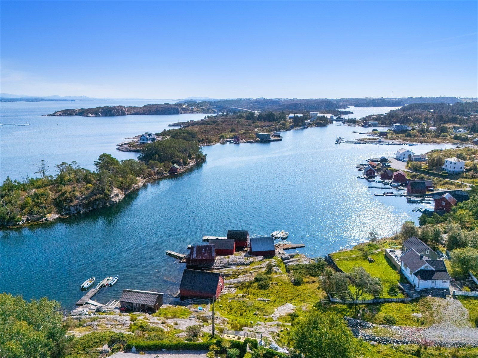 Flott sted å bosette seg om du vil bo i landlige omgivelser med sjøen med bade,- og fiskemuligheter i nærheten Galleribilde